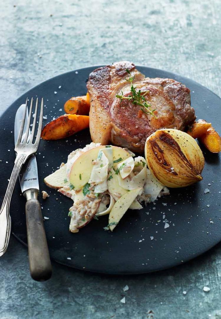 Makkerskab. De søde og syrlige æbler gør grisen godt, og her får koteletterne selskab af æbler i salaten og æbleeddike i både dressing og ved koteletstegningen. LARS RANEK