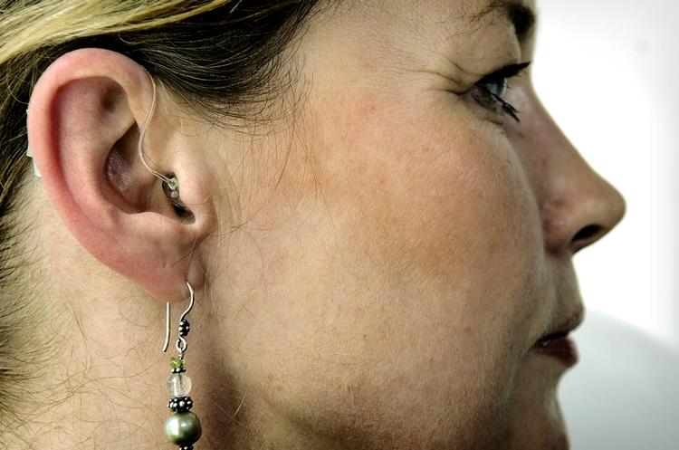 høreapparater. Den danske virksomhed William Demant sælger fortrinsvis høreapparater, som kan ses. Med opkøbet vil virksomheden satse mere på implanterede høreapparater. (arkiv) Foto: FLARUP MORTEN