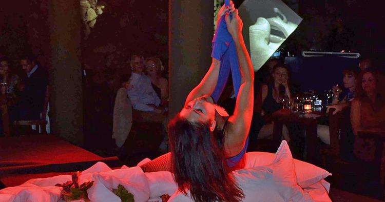 MADUNDERHOLDNING. Wine &amp; Sex er et aftenarrangement for voksne, der kombinerer vinsmagning og erotisk show med en fem retters menu. Bodegas Monje