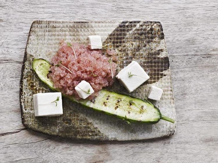 FETA. Den hvide mousse af fetaost er en klassiker fra restaurant Kong Hans, hvor den blandt andet bruges som snack. Trods husblas og efterfølgende udskæring i tern er moussen ikke svær at lave, lover Anders Vald. Anders Schønnemann