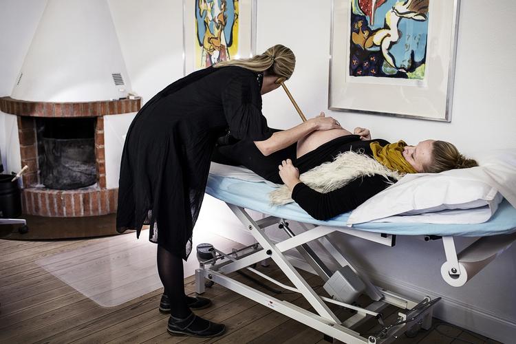 Regeringen præsenterer mandag en plan med 16 initiativer, der skal skaffe flere praktiserende læger.  NIELS HOUGAARD (arkivfoto)/POLFOTO