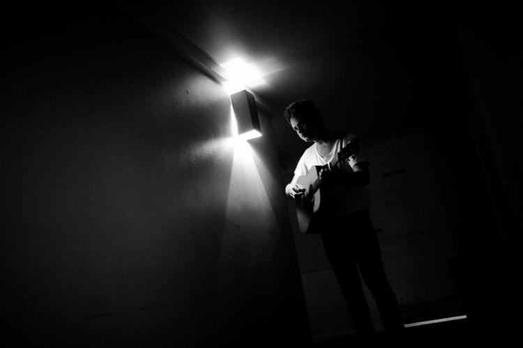 Christian Hjelm. Efter at have hygget med folk backstage trækker singer-songwriteren sig væk med sin guitar for at tage sit 'game face' på og rense alt andet end sin indre kunstner ud: »Jeg bliver ét med guitaren, så jeg mærker, at det er den og min stemme, der skal føre mig gennem koncerten.Christian Hjelm spiller på Odeon torsdag 4. juli kl. 23. 