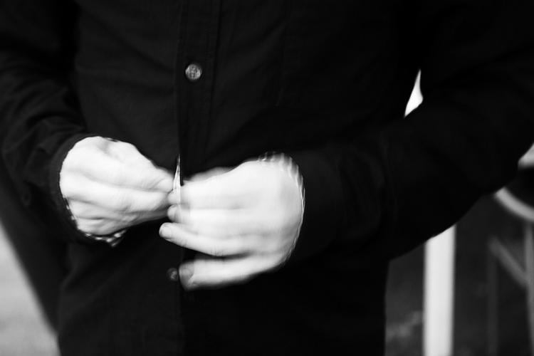 Den Sorte Skole. »I den sidste ventetid piller jeg ved det tøj, jeg står i, og tjekker, at mine sokker sidder ordentligt og ikke folder. Der er noget befriende over, at det hele spiller«, siger Simon Kokkedal. KJ-kollektivet Den Sorte Skole spiller på Arena fredag 5. juli kl.20.30. 