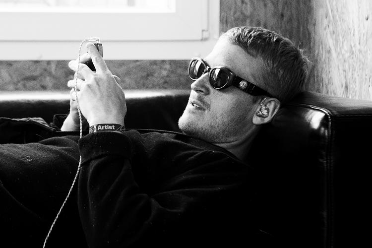 When Saints Go Machine. Trommeslager Silas Moldenhawer har sat sine in-ear monitors til sin i-Phone, så kan kan høre musik, inden elektro-popgruppen skal på scenen. When Saints Go Machine spiller på Arena lørdag (6.juli) nat kl. 2.30. 