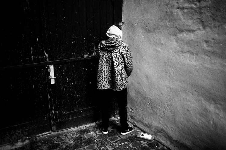 Eloq. »Jeg drikker altid bajere og er omgivet af venner, inden jeg går på scenen. Og så skal man jo tisse«, siger hiphopperen, der tænker på, om alt teknikken nu virker og glæder sig til koncerten, mens urinen løber. Eloq spiller på Apollo torsdag 4. juli kl. 17.30. 