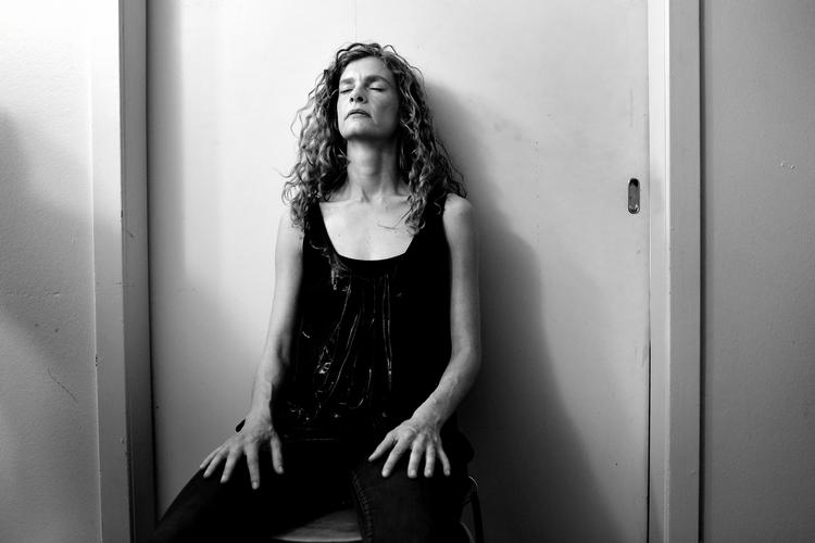 Kristine Stubbe Teglbjærg. Den tidligere Blue Foundation-forsanger sætter sig for at finde ro og mærke det skelet, der bærer og holder hende oppe: »Energien på scenen er så heftig, så inden prøver jeg at få sindet stilnet lidt af, så der bliver plads til musikken«. Spiller på Odeon fredag 5. juli kl. 23. 