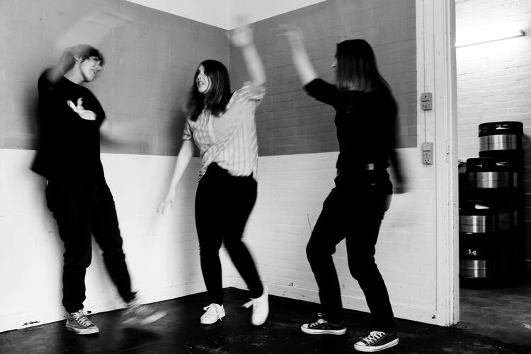 Baby in Vain. De tre unge piger synger Billie Jean og danser, inden de indtager scenen: »Så får man varmet kroppen, stemmen og det gode humør op«, siger Benedicte Pierleone. Spiller på Pavilion Junior onsdag 3. juli kl.22. 