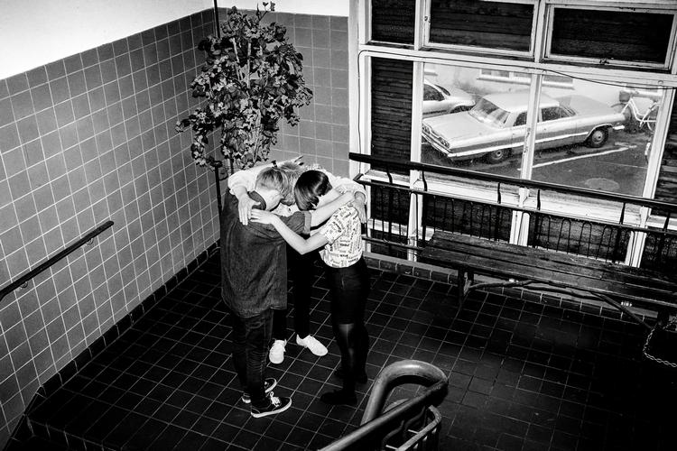 Energi. Ice Cream Cathedral, der spiller i morgen eftermiddag på Pavilion Junior, samles for at finde den fælles energi, umiddelbart før de går på scenen. Se flere fotos nedenfor. 