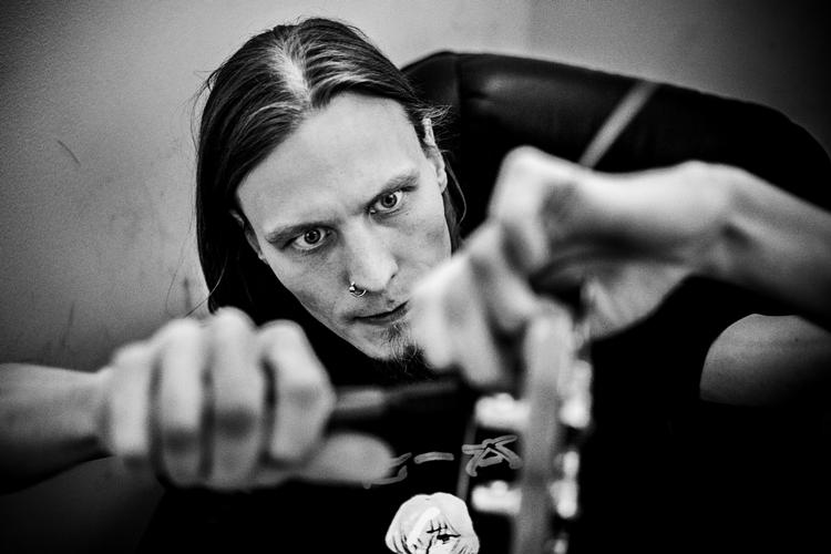 Ajuna. »Vi sidder sammen med nogle øl og skifter strenge og varmer hænderne op ved at spille lidt på instrumenterne. Strenge lyder bare bedst, når de er sprit nye, og så føler man kontrol over, at alt er, som det skal være«. Her er det  bassist Peter Madsen, der skifter strenge. Ajuna spiller på Pavilion Junior mandag 1. juli kl. 20.30. 