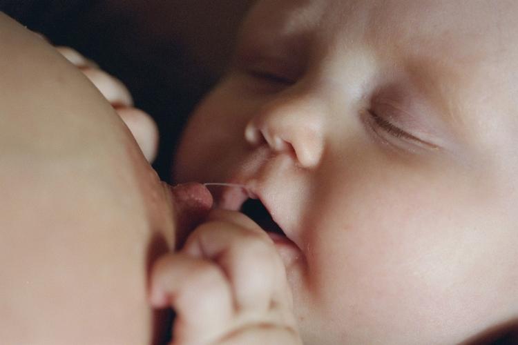 Amning er godt, påpeger WHO og UNICEF, men ammeregimet skal ikke bruges til at slå forældre i hovedet med. Kvinden skal have mulighed for at amme fuldt og helt, til barnet er
omkring 6 måneder. Kvinden skal føle sig respekteret og have støtte til
at stoppe, hvis hun beslutter ikke at amme, lyder det i Det spædbarnsvenlige initiativ fra de to organisationer.   