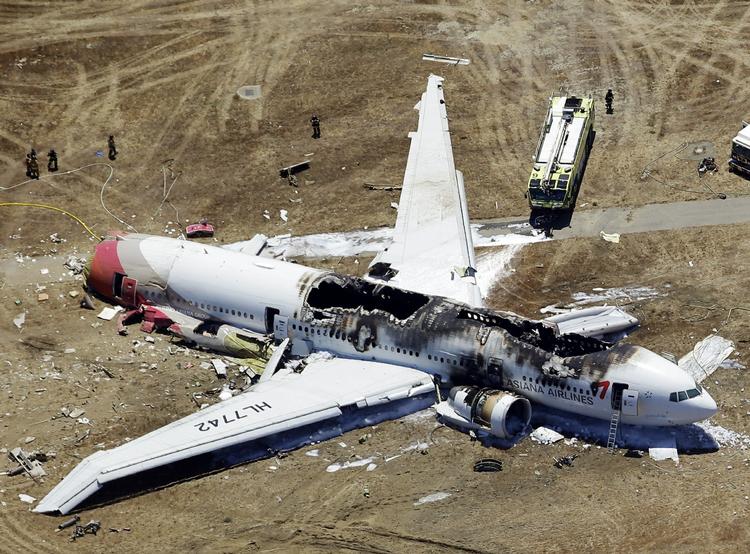 Flystyrt. To unge kinesere har mistet livet i den voldsomme ulykke i går i San Franciso. Marcio Jose Sanchez/AP