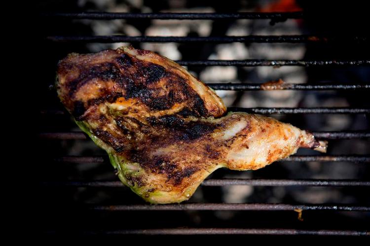 Halve fugle. Marinaden giver friskhed, og fuglen får masser af farve og knas på grillen. Peter Hove Olesen