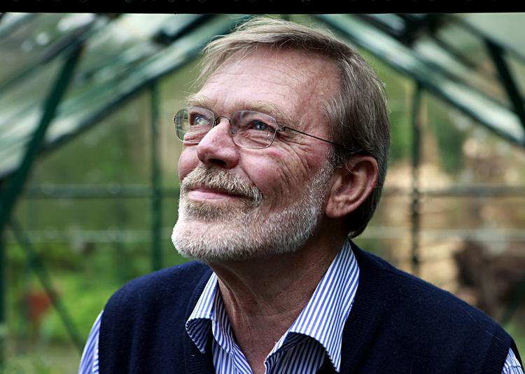 Død. Ole Sippel var i mere end 40 år ansat på Danmarks Radio, hvor han første gang gik ind ad svingdøren som 27-årig i 1968 