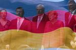 Til højre for sin chef, Angela Merkel, synger Horst Seehofer den tyske nationalsang bag sit lands flag med andre spidser fra den borgerlige Union. Nu risikerer begge at få problemer som følge af asyl-skandalen fra Bremen. Markus Schreiber/AP