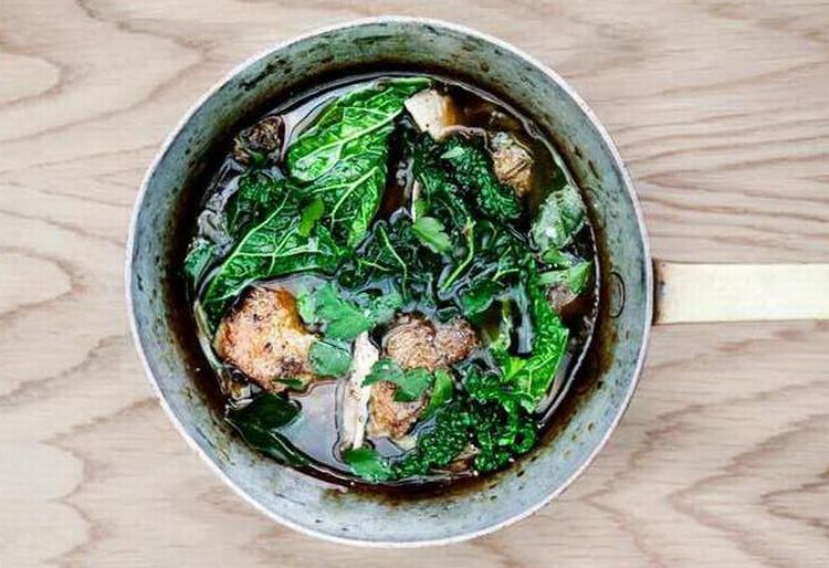 Fyldig. Garbune er en fyldig fransk suppe med kål og masser af krydderurter Tue Nyboe