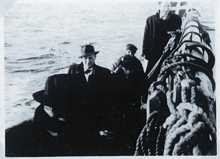 flugt. Privatfoto fra bogen "Landsmænd", skrevet af Bo Lidegaard. Billedet viser jødiske flygtninge på vej ind i Ystad Havn, Sverige, 2. oktober 1943 