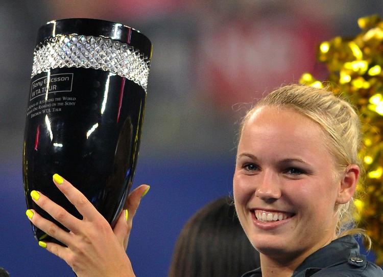 drømmescenarie. Caroline Wozniacki holder beviset på hendes nye status som verdens nummer et i tennis. ANDY WONG/AP