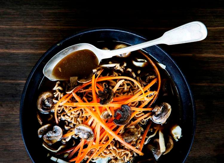 Suppe. Væden fra simreretten med svinekæber og porter udgør basis i suppen. »Den her suppe er mine børn rigtig glade for«, fortæller Mette Mølbak. Foto: Line Thit Klein