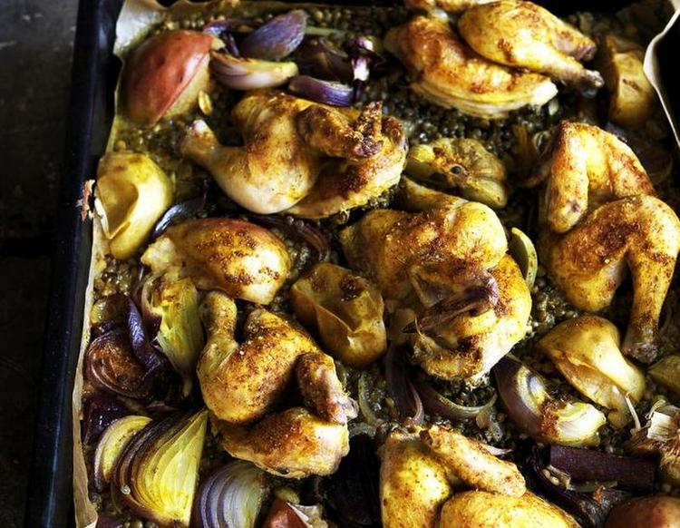 Fugl til mange. Beregn 1/2-1 poussin pr. person alt efter deres og jeres størrelse. Kvinder spiser som regel en halv og mænd en hel. Hvis I er mere end 6 personer, så suppler med et stort ovnfast fad og bag det sammen med bradepanden ved varmluft. Columbus Leth