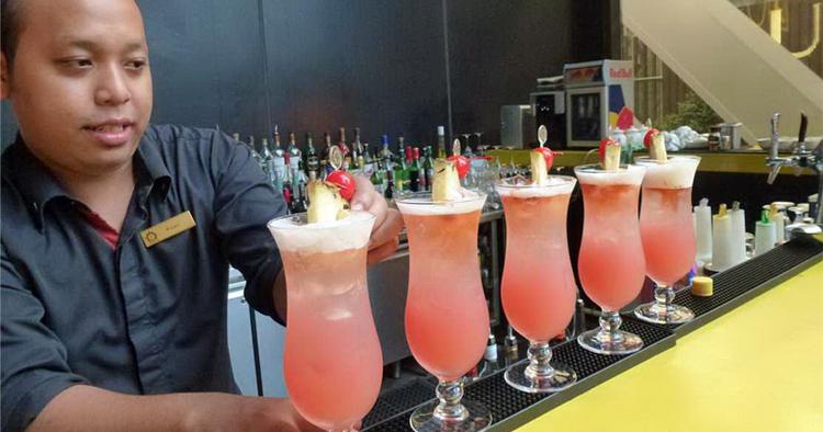 Værsgo. Drinken Singapore Sling blev formentlig opfundet omkring 1910 af den sydkinesiske bartender Ngiam Tong Boon. Foto: Poul Husted