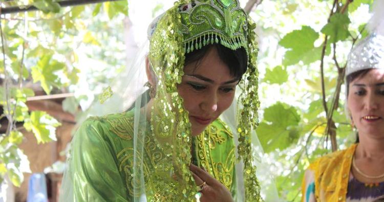 Usbekistan vil så gerne have flere af de turister, der så småt er ved at opdage landet på Silkevejen. Så derfor stabler man gerne et bryllup på benene for at vise landet fra sin bedste og mest gæstfrie side. Lone Vestergaard Andersen