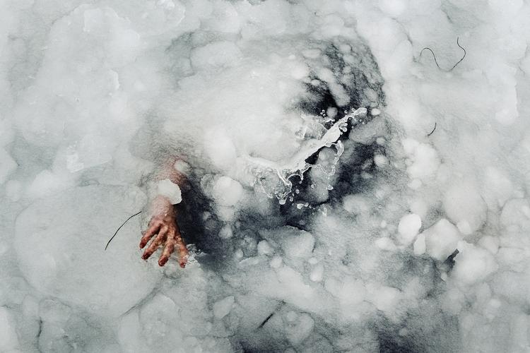 Bad. Dette billede har vundet guld i fotokonkurrencen College Photographer of the Year. Børn vinterbader hver dag i deres fritidshjem ved Amager strand. Det sker uden sauna eller andre bekvemmeligheder - og selvfølgelig også i snestorm! 