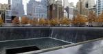 9/11 Memorial &amp; Museum befinder sig under jordens overffalde. Kun museets glaspavillon rager op over jordoverfladen med de to bassiner i World Trade Center-tårnenes fodaftryk. Foto: Poul Husted