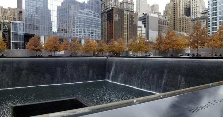 9/11 Memorial &amp; Museum befinder sig under jordens overffalde. Kun museets glaspavillon rager op over jordoverfladen med de to bassiner i World Trade Center-tårnenes fodaftryk. Foto: Poul Husted