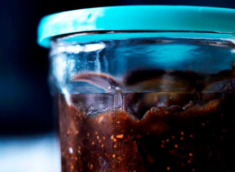 Storproduktion. Når man går i gang, så lav en stor portion, og kom pureen i små fine glas. Den er især god til oste. Columbus Leth