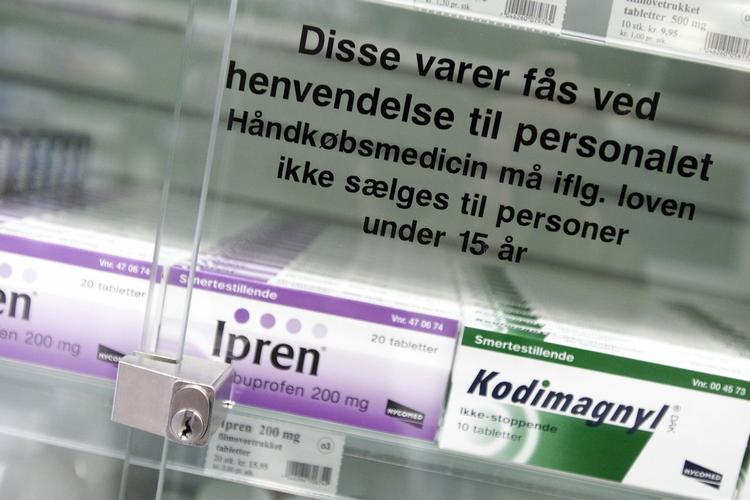 Håndkøb. Her er ibuprofen - Ipren - til salg i et supermarked. Salg uden recept bør forbydes, mener flere eksperter. 
