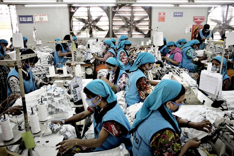 DanWatch og avisen  The Guardian beskriver dårlige forhold på tøjfabrikker i Cambodia, men her er det syersker i en fabrikken Oeko-Tex i udkanten af Dhaka, Bangladesh.  I 2013, da billedet blev taget, var det også tøj til Bestseller, der blev produceret her. 