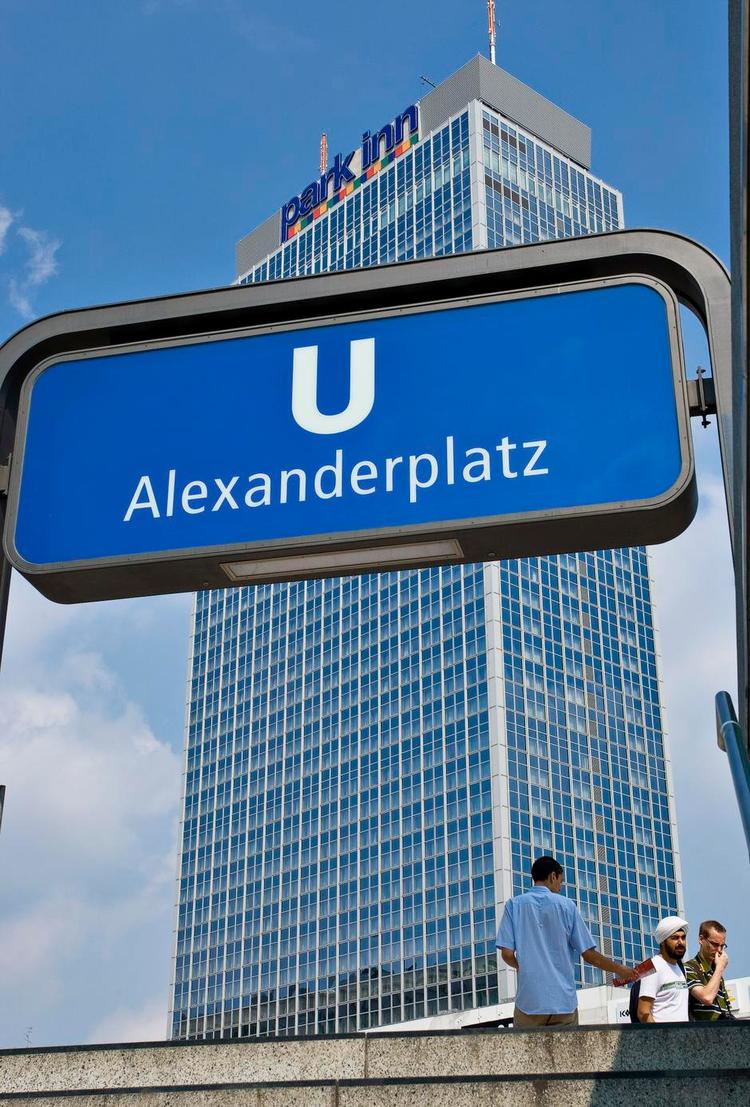 Alexanderplatz er en af de 17 stationer i Berlin, der har problemer med narkomaner og kriminalitet. 