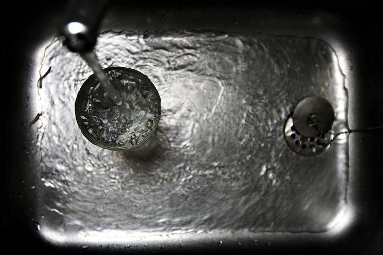 Dansk drikkevand kommer direkte fra grundvandet, og derfor har eksperter hidtil regnet det for ret usandsynligt, at det kunne indeholde mikroplast. Men en spritny undersøgelse viser, at det måske ikke er helt korrekt. 