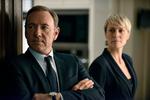 Koldkrigere. Kevin Spacey og Robin Wright spiller ægteparret Frank og Claire Underwood, som begge vil magten i en grad, så deres indbyrdes relation bringes på frysepunktet. Netflix