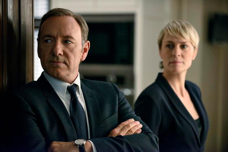 Koldkrigere. Kevin Spacey og Robin Wright spiller ægteparret Frank og Claire Underwood, som begge vil magten i en grad, så deres indbyrdes relation bringes på frysepunktet. Netflix