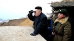 Den nordkoreanske leder, KimJong-un, ses her ved en tidligere begivenhed. Mange iagttagere mener, at han er ved at udvikle Nordkoreas atomprogram for dermed at undgå, at USA og andre lande vil forsøge at vælte ham. 