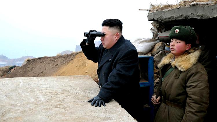 Den nordkoreanske leder, KimJong-un, ses her ved en tidligere begivenhed. Mange iagttagere mener, at han er ved at udvikle Nordkoreas atomprogram for dermed at undgå, at USA og andre lande vil forsøge at vælte ham. 