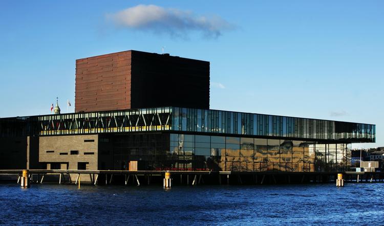 Sammentræft.  Hærværket på Det Kgl. Teaters Skuespilhus i København finder sted, samtidg med at teatret opfører stykket ' Hærværk'. 