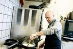 Mange danskere laver risotto, men det er langt fra nemt at lave det ordentlig. Den bedste herhjemme - ifølge mange - er Damiano Alberti, indehaver af restaurant Enomania på Vesterbrogade. Foto: Miriam Dalsgaard