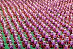 SHOW. Omkring 100.000 optrædende underholder publikum under en timelang forestilling på et gigantisk stadion i Pyongyang. 