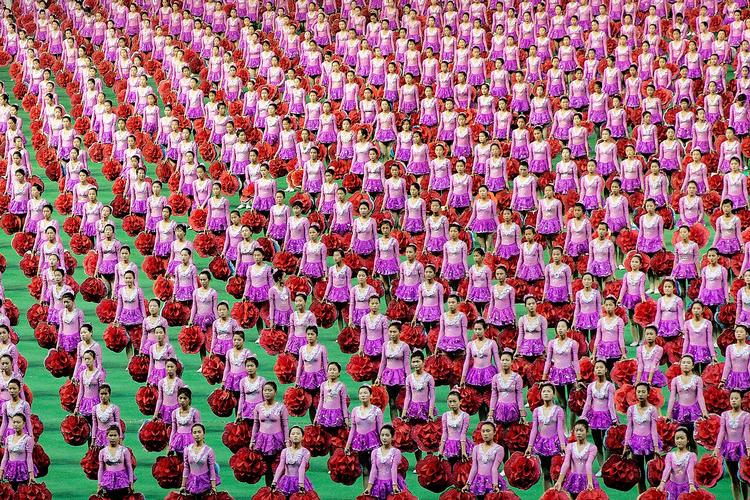 SHOW. Omkring 100.000 optrædende underholder publikum under en timelang forestilling på et gigantisk stadion i Pyongyang. 