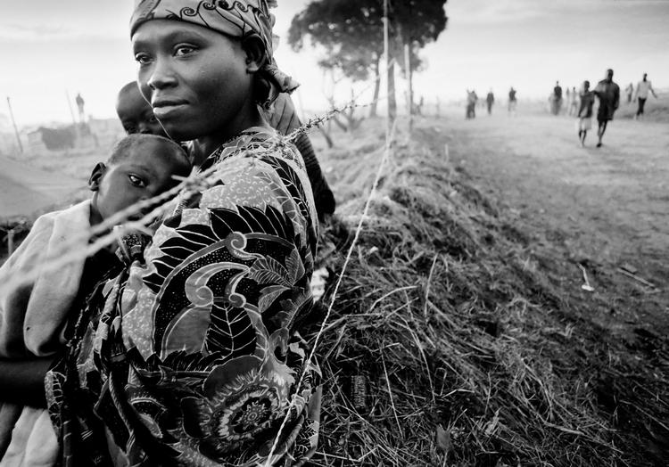 Internationalt. En mor og hendes barn ved en Røde Kors-lejr ved grænsen mellem Tanzania og Rwanda. Fotografiet er taget af Jan Grarup i april 1994. Foto: Jan Grarup