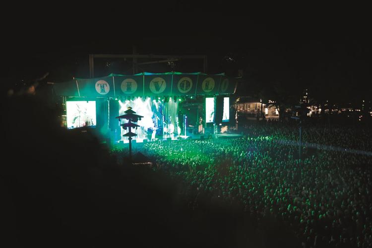 Til 20 af sommersæsonens Fredagsrock-koncerter i Tivoli får publikum lov til at høre koncert med mere tryk på lydsiden.  (PR-foto, Tivoli)