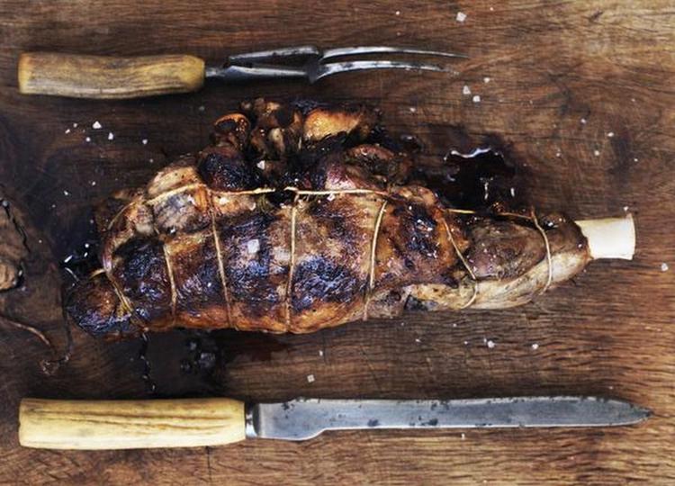 Lammerulle. Lammeboven rulles med krydderier som chili, citrusskal og tørrede frugter. Columbus Leth
