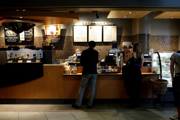 Øv. Starbucks i Terminal 2 bestod ikke, da Fødevarestyrelsen kom på besøg. OLESEN PETER HOVE/POLFOTO