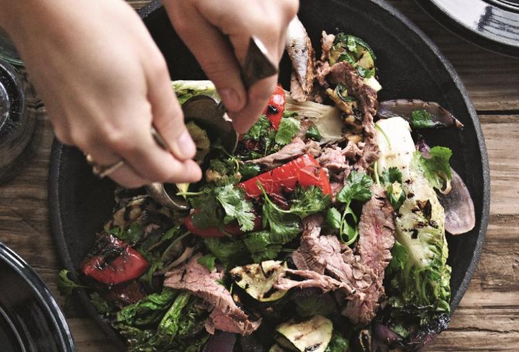Kød. Det er en fin grøn menu, men der er også kød. Det er tit mænd, der skal have en masse kød, når man griller. De vil blive glade for den her salat. Anders Schønnemann