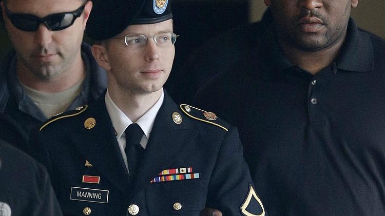 Bradley Manning på vej fra et retsmøde i sagen mod ham i 2013. Siden har han skiftet køn og kalder sig nu Chelsea Manning. 