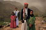 Yemen. Første gang Tahani (i  pink kjole) så sin kommende mand, løb hun væk og gemte sig. Hun var 6 år, og han var 25. Tahani står her sammen med en tidligere klassekammerat, Ghada, som også er blevet gift med en ældre mand. 