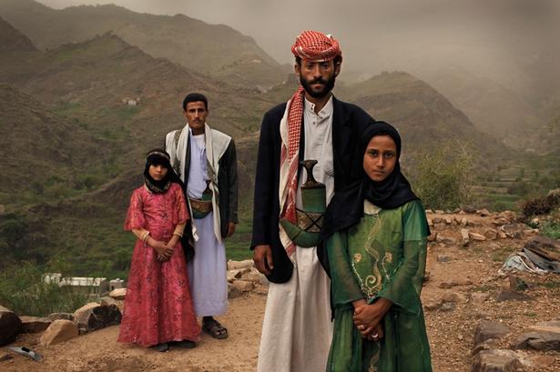 Yemen. Første gang Tahani (i  pink kjole) så sin kommende mand, løb hun væk og gemte sig. Hun var 6 år, og han var 25. Tahani står her sammen med en tidligere klassekammerat, Ghada, som også er blevet gift med en ældre mand. 