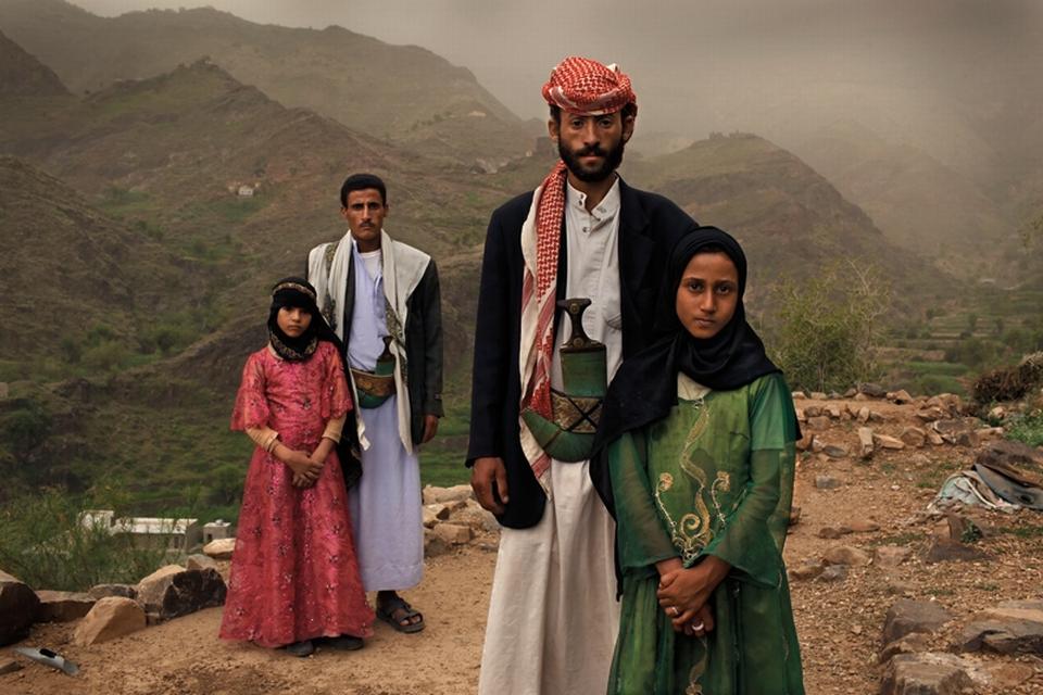 Yemen. Første gang Tahani (i  pink kjole) så sin kommende mand, løb hun væk og gemte sig. Hun var 6 år, og han var 25. Tahani står her sammen med en tidligere klassekammerat, Ghada, som også er blevet gift med en ældre mand. 